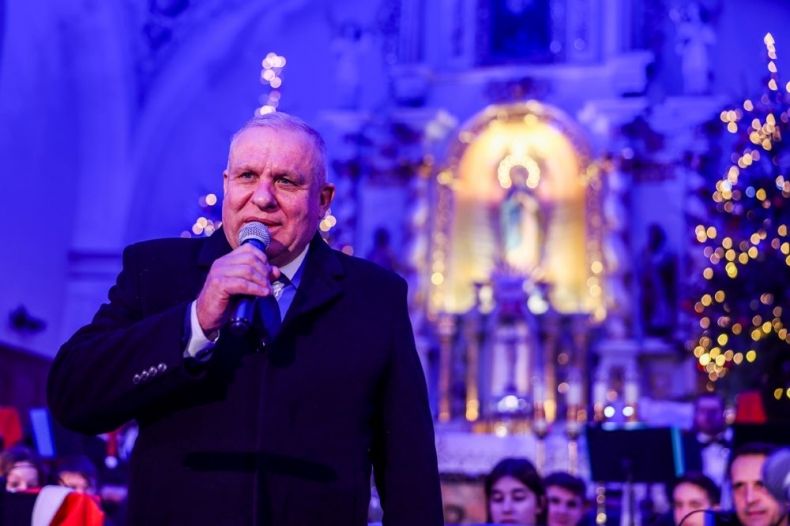 Wicemarszałek Ryszard Pagacz trzyma w ręce mikrofon.