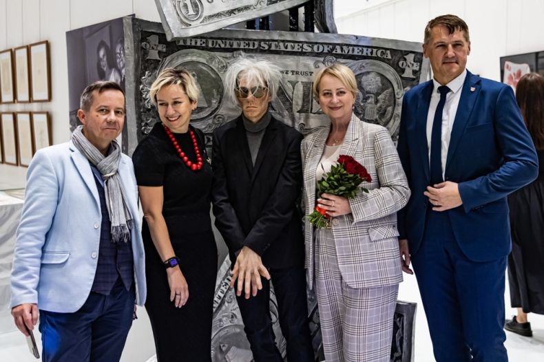 Iwona Gibas z zarządu województwa oraz radni województwa Patrycja Tocka i Jerzy Fedorowicz stojący wraz z przedstawicielem Kraju Preszowskiego przy figurze Andy’ego Warhola 