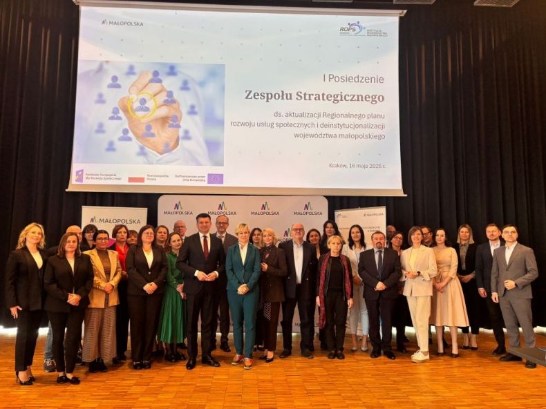 Uczestnicy posiedzenia stoją na sali.