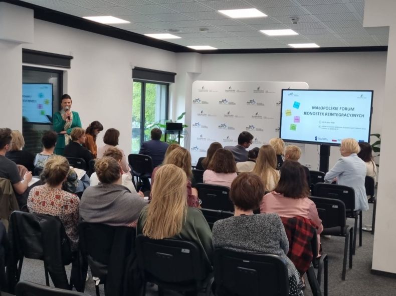 Uczestnicy Małopolskiego Forum Jednostek Reintegracyjnych podczas wystąpień i prezentacji multimedialnych w sali konferencyjnej