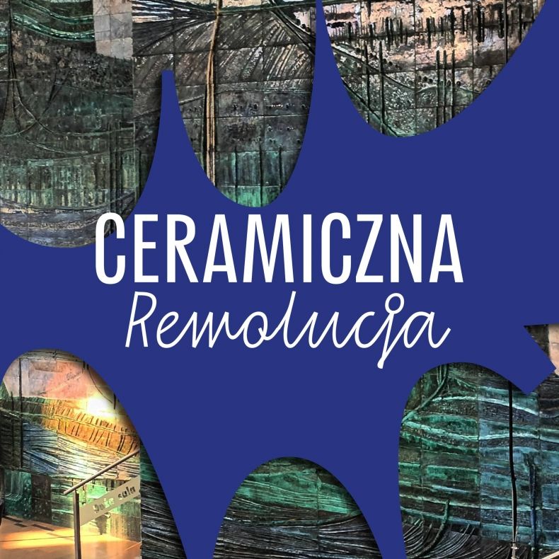 Niebieski kształt przypominający rozgwiazdę z napisem "CERAMICZNA Remolucja" w środku, na tle zdjęć ceramicznych płytek z różnymi wzorami i odcieniami zieleni i brązu. W tle widać fragment schodów.