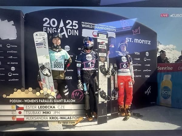 podium podczas dekoracji