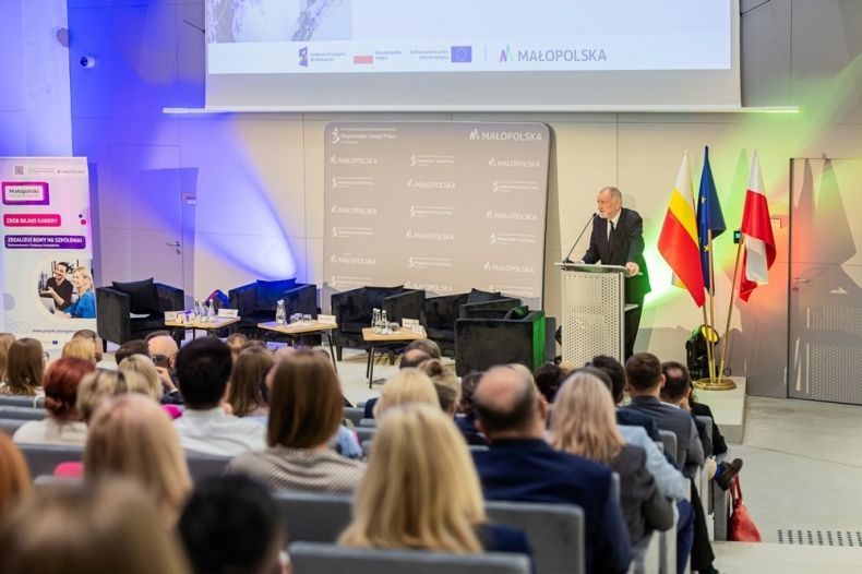Sztuczna inteligencja a rynek pracy – rewolucja czy ewolucja