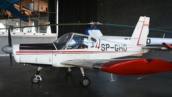Samolot szkoleniowo-akrobacyjny Zlin-42M - nowy eksponat w gmachu głównym Muzeum Lotnictwa Polskiego w Krakowie