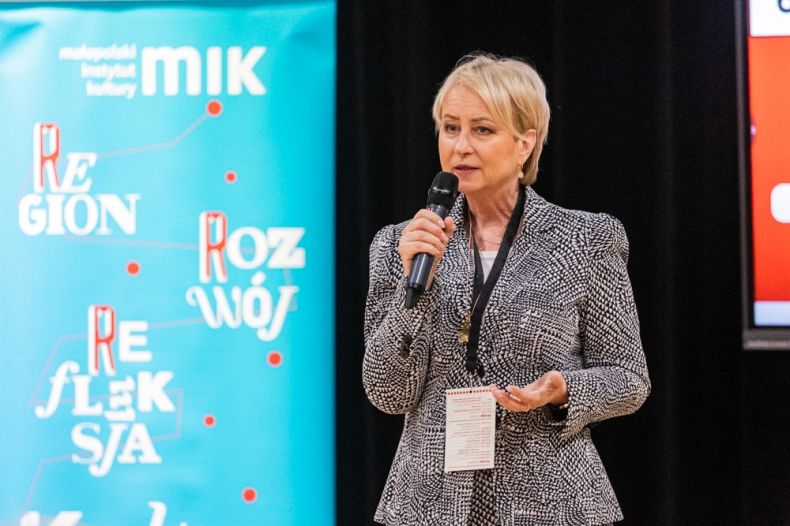 Iwona Gibas z Zarządu Województwa Małopolskiego zwraca się do uczestników wydarzenia