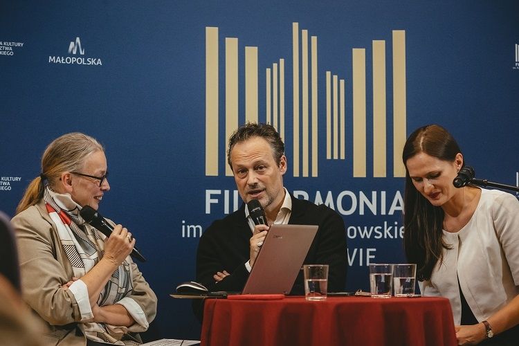 Zdjęcie przedstawia rozmowę Agnieszki Malatyńskiej-Stankiewicz z Saschą Goetzlem, w asyście Xymeny Plater-Zyber, tłumaczki.
