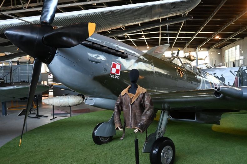 Kurtka lotnicza Narcyza Dajdy na manekinie na tle samolotu Spitfire w Hangarze głównym Muzeum Lotnictwa Polskiego w Krakowie.