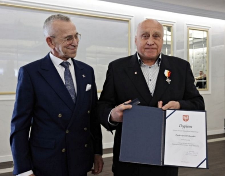 Jan Wiesław Duda stoi z mężczyzną trzymającym dyplom.