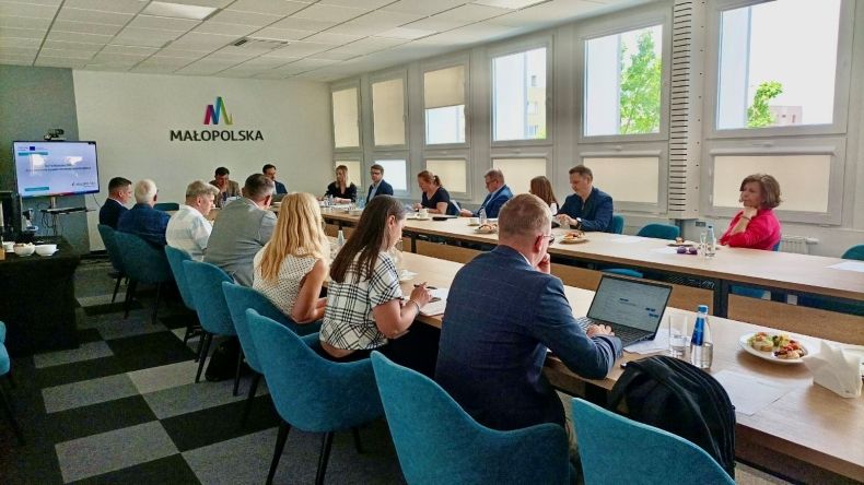 Zdjęcie przedstawia członków Regionalnej Grupy Interesariuszy projektu Start in Mountains 