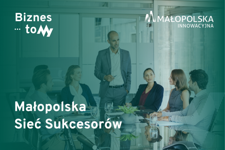 Mężczyzna przemawiający do grupy ludzi siedzącej przy stoliku.