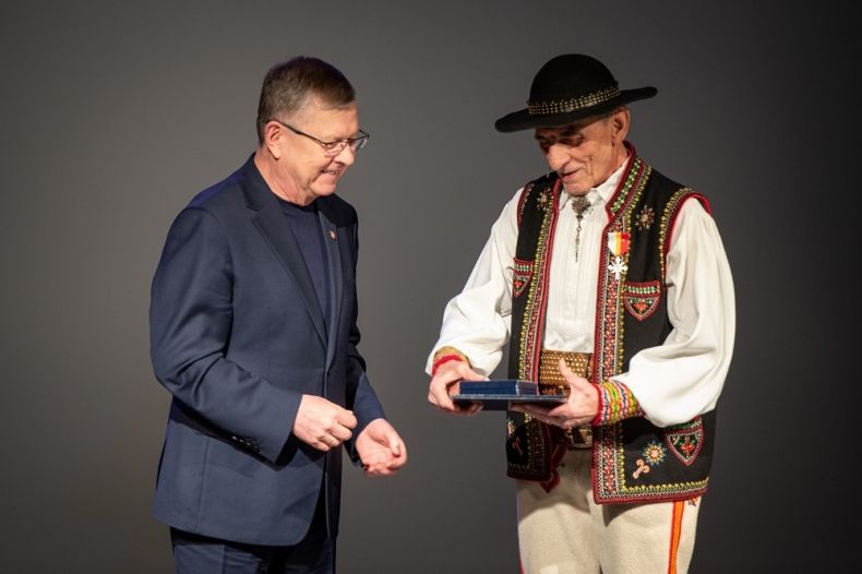 Benefis Roberta Majerczaka, artysty pochodzącego z Krościenka nad Dunajcem, znanego ze swojej działalności muzycznej. Wydarzenie odbyło się w w Instytucie Dziedzictwa Niematerialnego w Ludźmierzu.