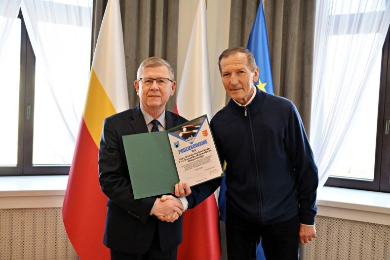 Wicemarszałek Witold Kozłowski i Marian Kuczaj z otwartą teczką w dłoni. 