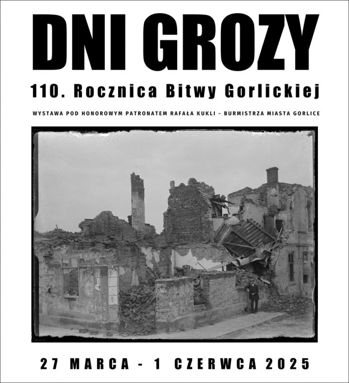 Grafika wystawy muzealnej na której jest archiwalne zdjęcie zniszczonych Gorlic podczas Wielkiej Wojny
