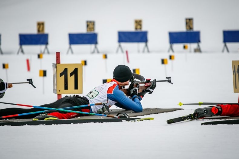 biathlonista strzela w pozycji leżącej
