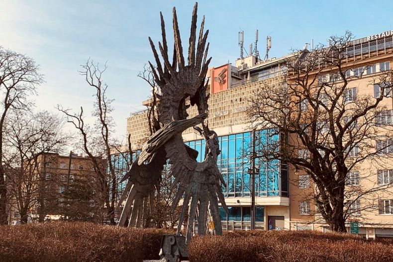 Pomnik Czynu Zbrojnego Żołnierzy Polski Walczącej na tle centrum handlowego Jubilat w Krakowie