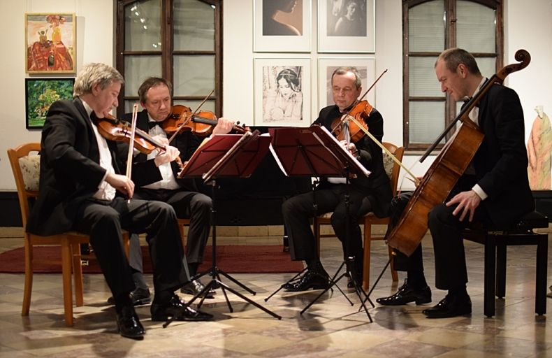 Kwartet Camerata podczas koncertu w Galerii Sztuki Dwór Karwacjanów w Gorlicach