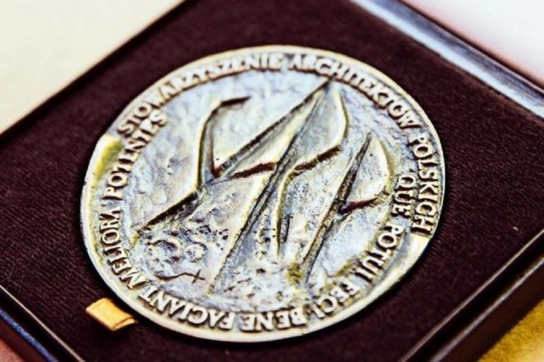 Wizerunek medalu wręczanego zwycięzcy konkursu pod tytułem Nagroda Główna SARP.