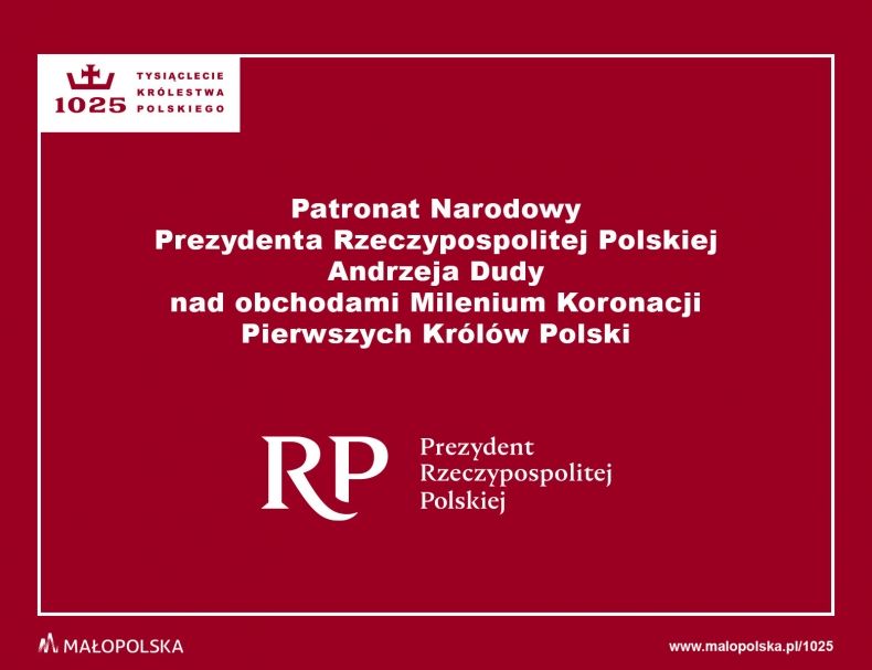 napis PATRONAT NARODOWY PREZYDENTA RZECZYPOSPOLITEJ POLSKIEJ ANDRZEJA DUDY NAD OBCHODAMI MILENIUM KORONACJI PIERWSZYCH KRÓLÓW POLSKI na czerwonym tle