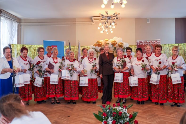 Pamiątkowa fotografia. Członkinie Zespołu Śpiewaczego Podolszanka oraz Iwona Gibas z Zarządu Województwa Małopolskiego