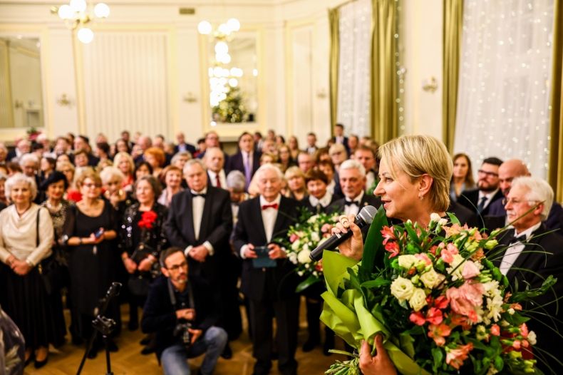 Iwona Gibas z Zarządu Województwa Małopolskiego zwracająca się w trakcie jubileuszu 20-lecia do działaczy Krakowskiego Stowarzyszenia Miłośników Opery Aria