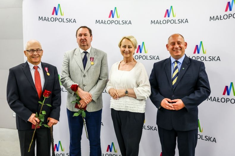Wspólna fotografia. Iwona Gibas z zarządu województwa, wojewoda Krzysztof Jan Klęczar, dyrektor Muzeum Archeologicznego w Krakowie Jacek Górski i starszy kustosz Tomasz Wichman