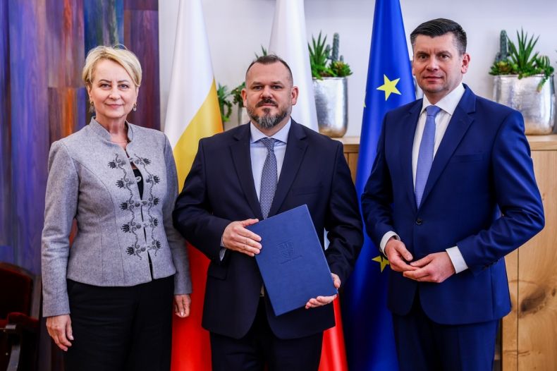 Pamiątkowa fotografia. Marszałek Łukasz Smółka, Iwona Gibas z Zarządu Województwa Małopolskiego oraz Mateusz Prendota, dyrektor Filharmonii im. Karola Szymanowskiego w Krakowie 