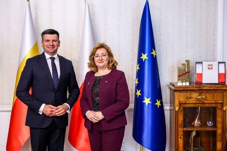 Spotkanie marszałka Łukasz Smółki z Mimozą Halimi – ambasador Republiki Albanii w Polsce, które odbyło się 16 czerwca w Urzędzie Marszałkowskim Województwa Małopolskiego.