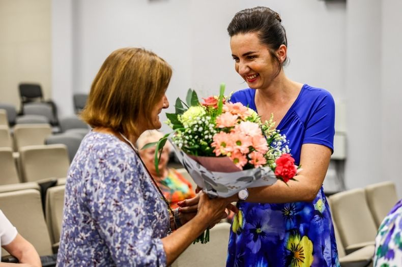 Zdjęcie z zakończenia roku akademickiego Uniwersytetu Trzeciego Wieku w Brzesku, w którym udział wzięła Marta Malec-Lech z zarządu województwa.