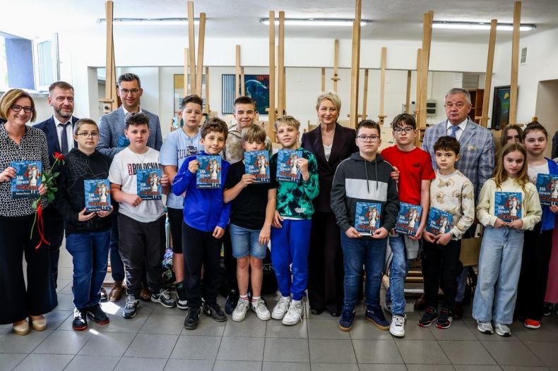 Wspólne zdjęcie. Iwona Gibas z Zarządu Województwa Małopolskiego oraz młodzież, samorządowcy i nauczyciele, uczestnicy spotkania w ramach obchodów 24. edycji Małopolskich Dni Książki Książka i Róża