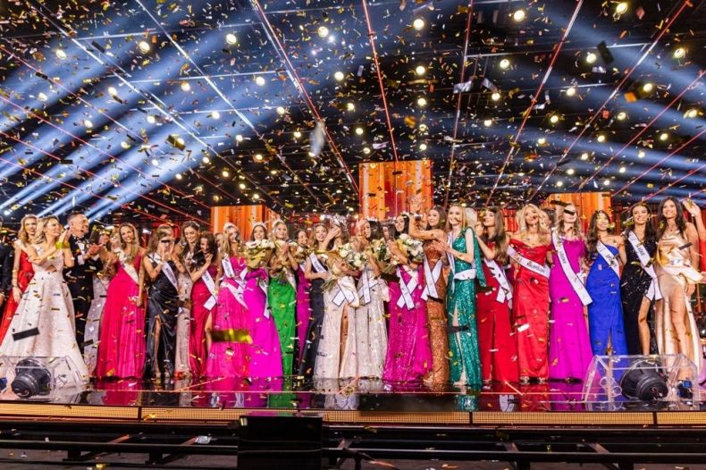 Finalistki Festiwalu Piękna na scenie, w sukniach wieczorowych, wśród konfetti i świateł.