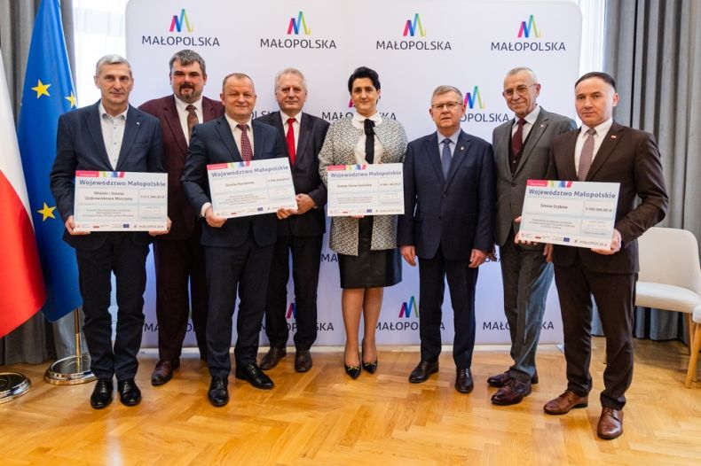 Zdjęcie grupowe z czterema beneficjentami.