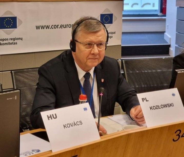 Wicemarszałek Witold Kozłowski mówiący do mikrofonu. 