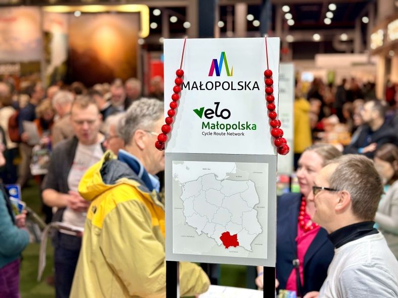 Zdjęcie prezentuje stoisko Małopolski podczas targów rowerowych