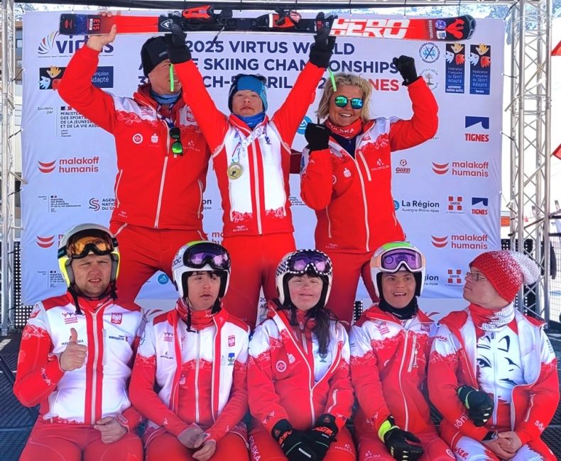 triumfalne zdjęcie wszystkich sportowców