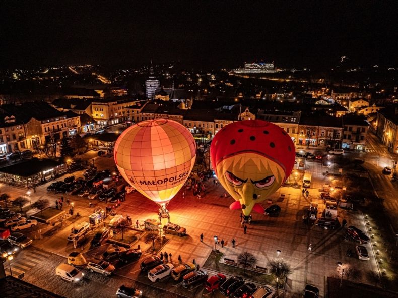 wieczorna prezentacja na nowotarskim rynku
