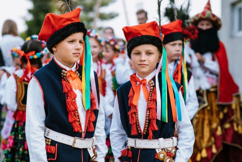 dzieci w strojach krakowskich
