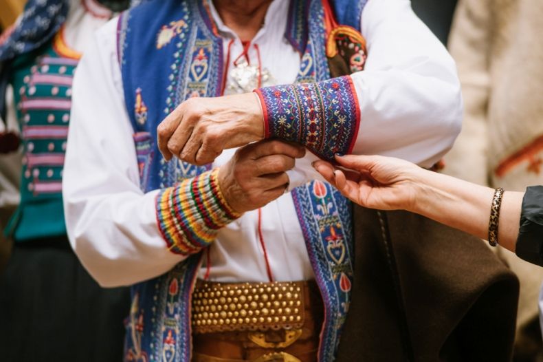 mężczyzna w stroju regionalnym