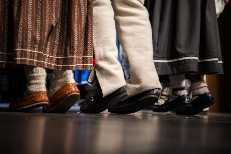 tańczące osoby w strojach regionalnych