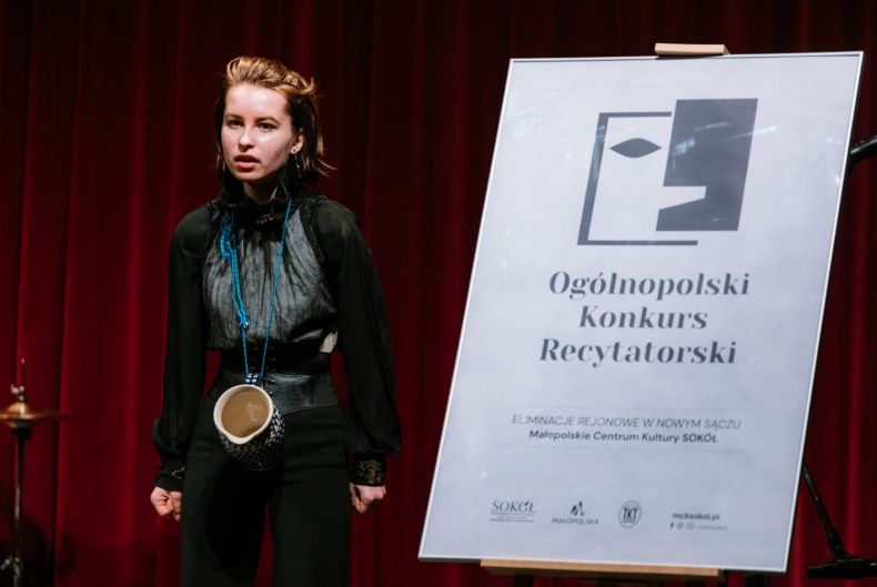 młoda dziewczyna stojąca na scenie