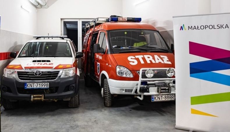 Samochody strażackie w garażu.