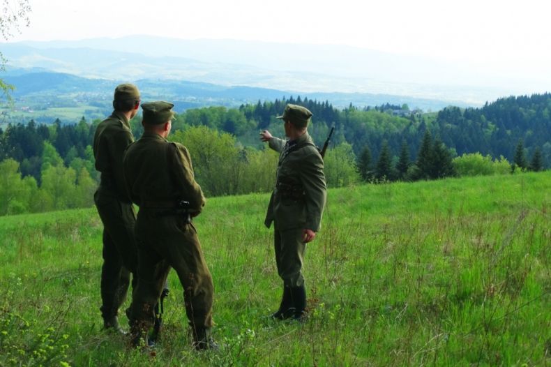 trzech mężczyzn w strojach żołnierskich 