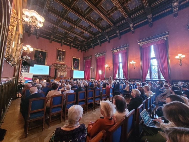 Sala Collegium Novum wypełniona przez słuchaczy. 