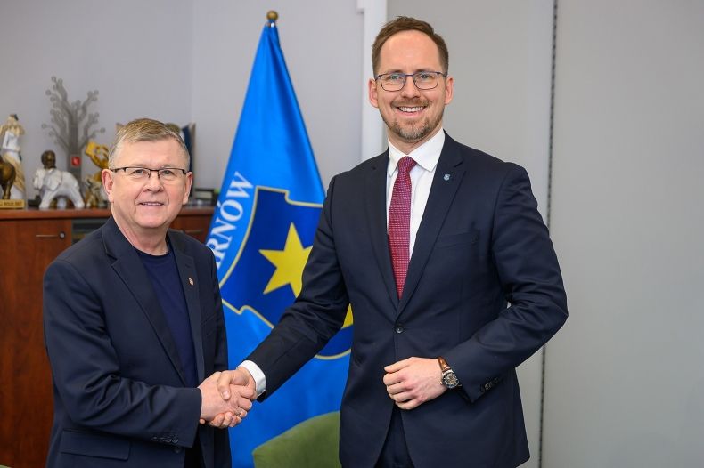 Wicemarszałek Witold Kozłowski i prezydent Tarnowa Jakub Kwaśny.