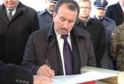 Wojciech Kozak podpisuje akt erekcyjny pod budowę siedziby Sądu Apelacyjnego.