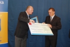 Wicemarszałek Leszek Zegzda wręcza Grand Prix. Fot. Józef Augustyn