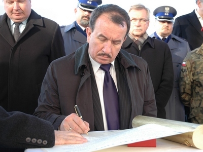 Wojciech Kozak podpisuje akt erekcyjny pod budowę siedziby Sądu Apelacyjnego.