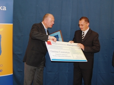 Wicemarszałek Leszek Zegzda wręcza Grand Prix. Fot. Józef Augustyn