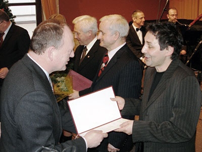 Wicemarszałek Leszek Zegzda wręczający tytuł