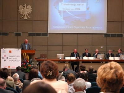 Marszałek Marek Nawara wita uczestników Forum
