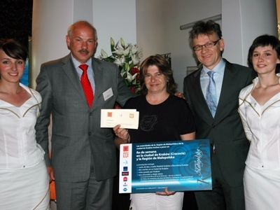 Zwyciężczyni konkursu w towarzystwie Marszałka Marka Nawary i Macieja Pawlickiego, komisarza sekcji polskiej Wystawy EXPO 2008